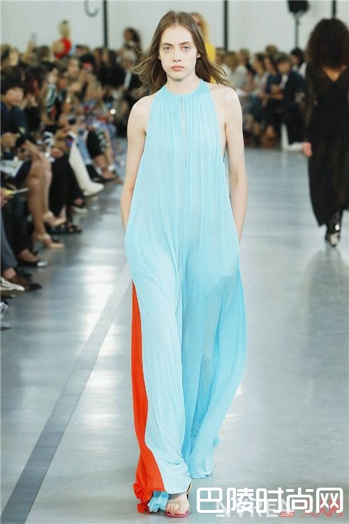 蓝+红介绍_炎日下如何穿出清凉感？这几条配色建议请收下