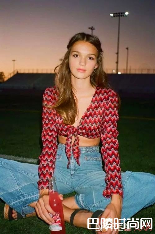  印花衬衫如何搭配？_这个夏天不只有白衬衫 这4款衬衫帮你打造时髦