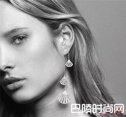 APM Monaco女士简约纯银镶晶钻手镯简介_人生拥有的第一件饰品首选什么？APM Monaco首饰品牌值得选购吗？