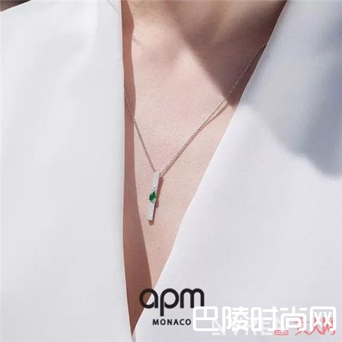 APM Monaco经典女士珍珠镶绿色立方石头戒指简介_人生拥有的第一件饰品首选什么？APM Monaco首饰品牌值得选购吗？