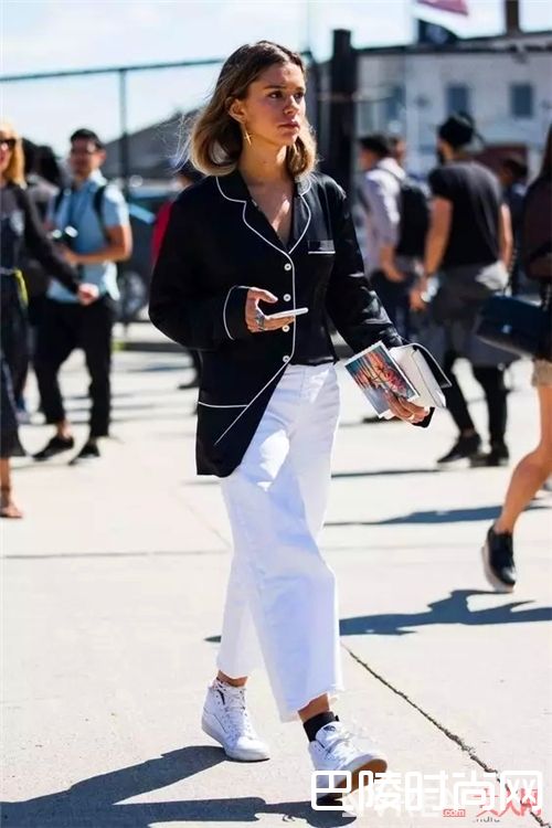 睡衣风衬衫如何搭配？_这个夏天不只有白衬衫 这4款衬衫帮你打造时髦