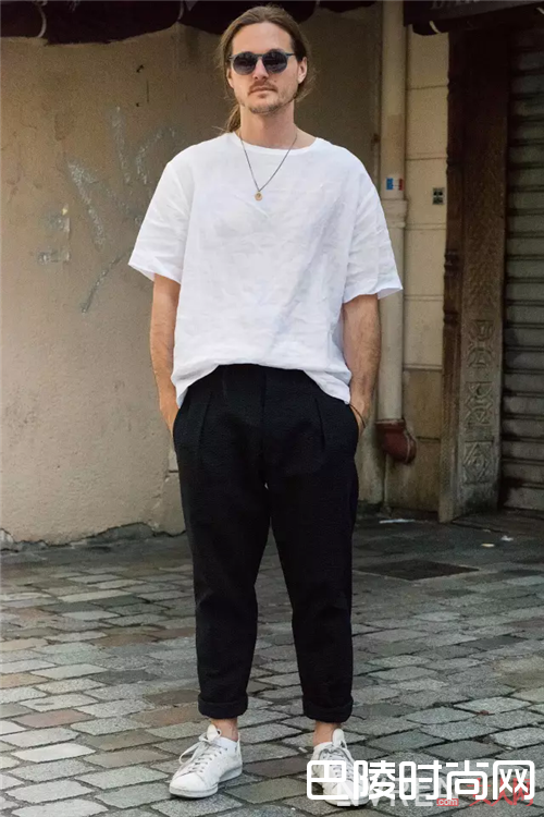 百搭T恤介绍_看这里，教你如何让傻大个男朋友秒变型男