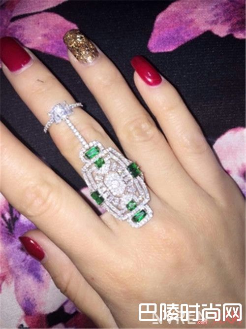 APM Monaco经典女士珍珠镶绿色立方石头戒指简介_人生拥有的第一件饰品首选什么？APM Monaco首饰品牌值得选购吗？