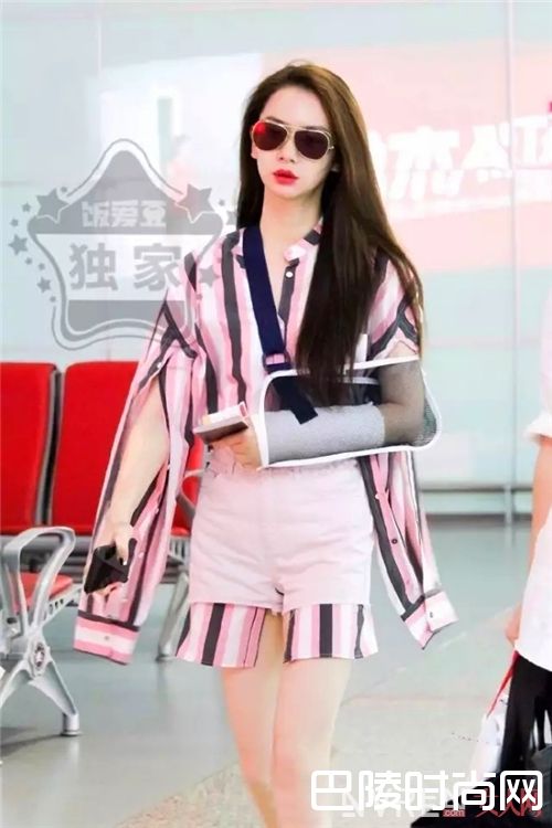 条纹衬衫如何搭配？_这个夏天不只有白衬衫 这4款衬衫帮你打造时髦