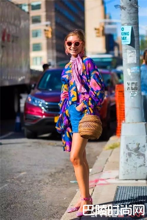  印花衬衫如何搭配？_这个夏天不只有白衬衫 这4款衬衫帮你打造时髦