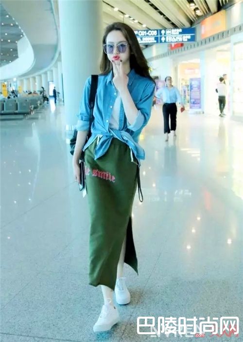 牛仔衬衫如何搭配?_这个夏天不只有白衬衫 这4款衬衫帮你打造时髦