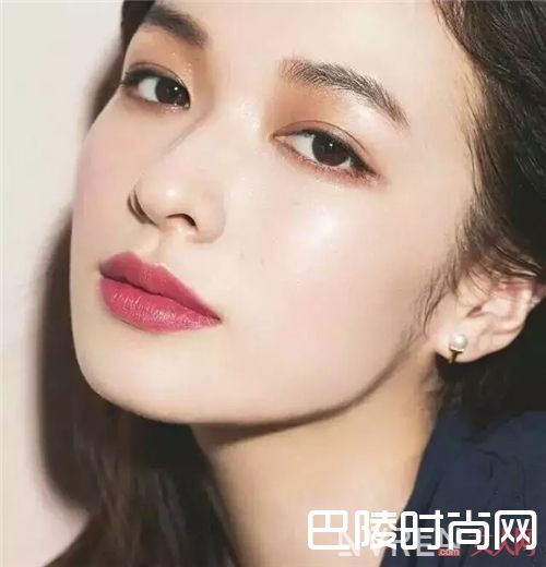 梅子色口红如何搭配？_黄皮妹子的友好色 让口红和心情一起美美哒