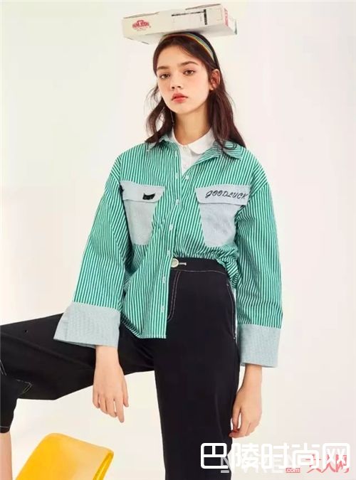 条纹衬衫如何搭配？_这个夏天不只有白衬衫 这4款衬衫帮你打造时髦