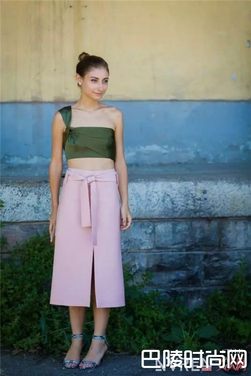 哪款阔脚裤显得温柔?_夏天怎么时髦又清爽地穿裤装?我选择这三条阔脚裤!