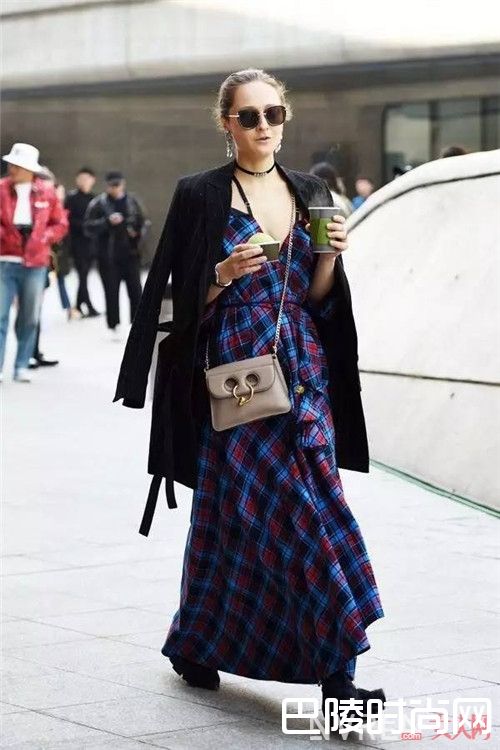 格纹吊带裙介绍_开启浪漫盛夏的最佳之选 一条动人的吊带裙