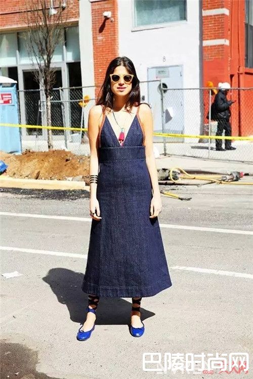 牛仔吊带裙介绍_开启浪漫盛夏的最佳之选 一条动人的吊带裙