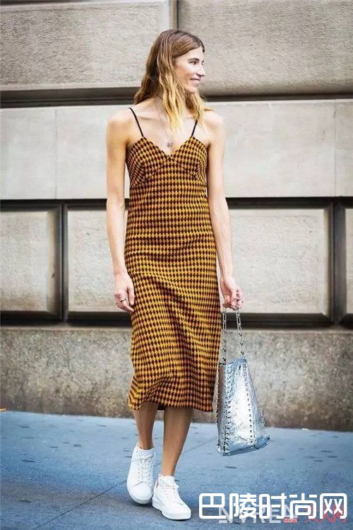 格纹吊带裙介绍_开启浪漫盛夏的最佳之选 一条动人的吊带裙