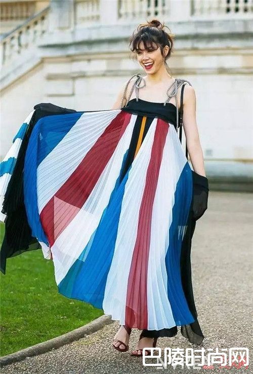 色彩吊带裙介绍_开启浪漫盛夏的最佳之选 一条动人的吊带裙