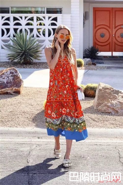 印花吊带裙介绍_开启浪漫盛夏的最佳之选 一条动人的吊带裙