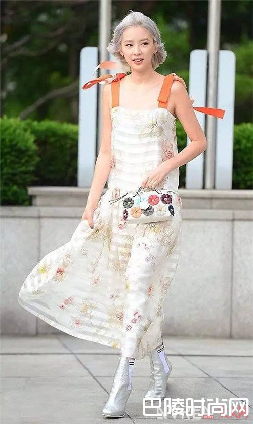 印花吊带裙介绍_开启浪漫盛夏的最佳之选 一条动人的吊带裙