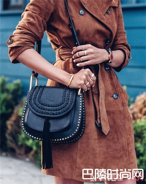 Chloe Hudson经典小黑包怎么搭配时尚_小黑包有哪些经典款式？有品位的人都需要有一款小黑包！