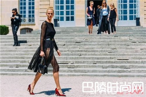 Diorama经典小黑包简介_小黑包有哪些经典款式?有品位的人都需要有一款小黑包!