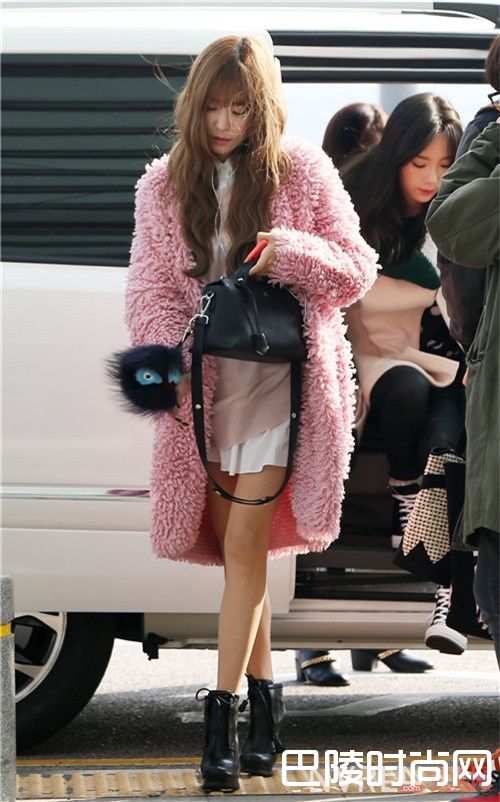 Fendi Peekaboo经典小黑包简介_小黑包有哪些经典款式？有品位的人都需要有一款小黑包！