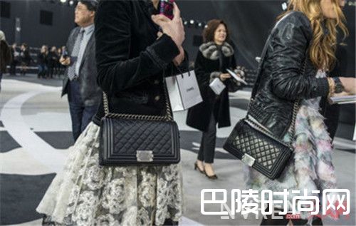 Chanel小黑包为什么受时尚潮人喜爱_小黑包有哪些经典款式?有品位的人都需要有一款小黑包!