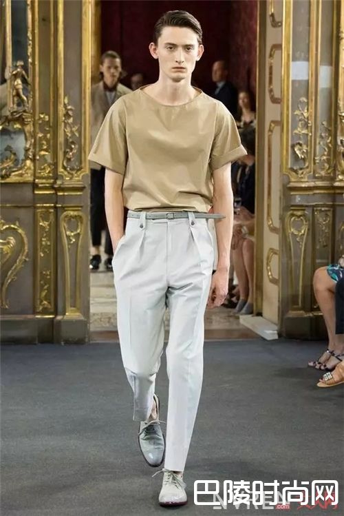 大地色T恤如何搭配？_告别黑白tee 这些有颜色的T恤让你帅出不同！