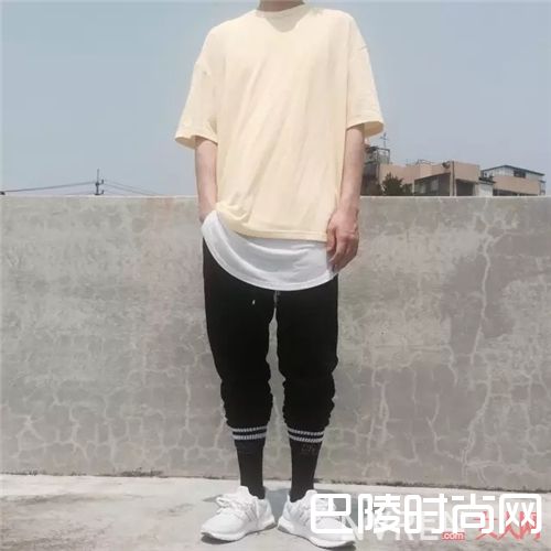 黄色T恤如何搭配?_告别黑白tee 这些有颜色的T恤让你帅出不同!