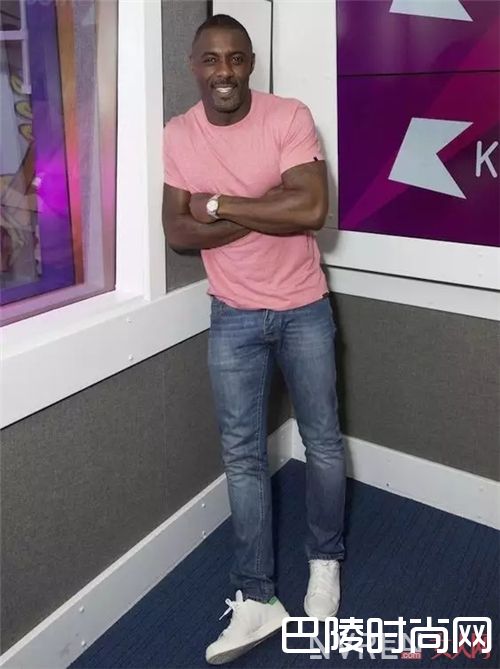 粉色T恤如何搭配?_告别黑白tee 这些有颜色的T恤让你帅出不同!