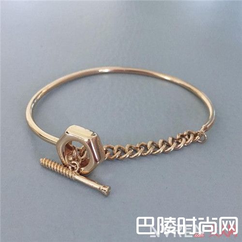 &Other Stories小众饰品品牌简介_夏日心机小众饰品搭配:花小钱就能变时尚的小众耳饰分享给你!