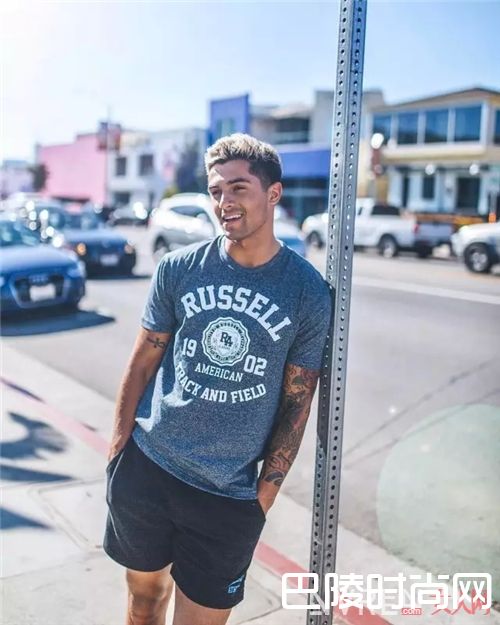 灰色T恤如何搭配？_告别黑白tee 这些有颜色的T恤让你帅出不同！