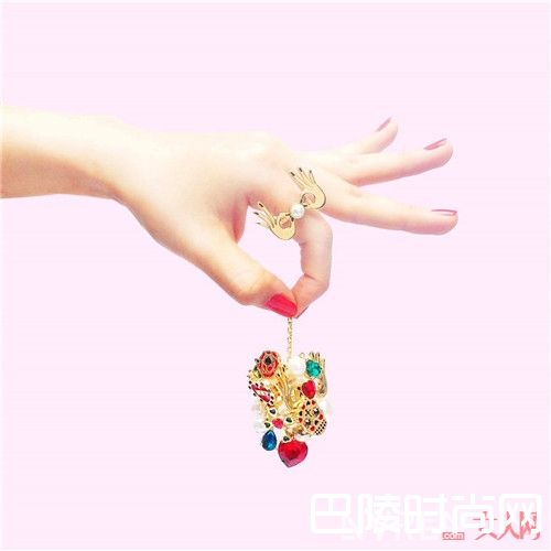 Noonoo Fingers韩国的独立品牌饰品简介_夏日心机小众饰品搭配：花小钱就能变时尚的小众耳饰分享给你！