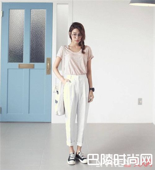 白色锥形裤_都说白裤子难搭配，我看是你还不懂得这么穿