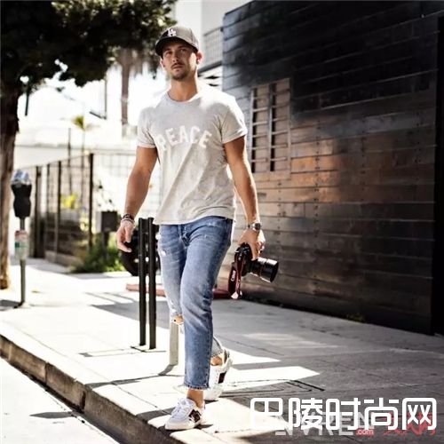 灰色T恤如何搭配？_告别黑白tee 这些有颜色的T恤让你帅出不同！