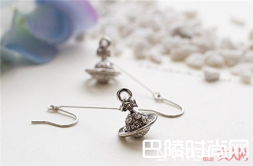 Osewaya小众饰品搭配什么衣服时尚_夏日心机小众饰品搭配:花小钱就能变时尚的小众耳饰分享给你!