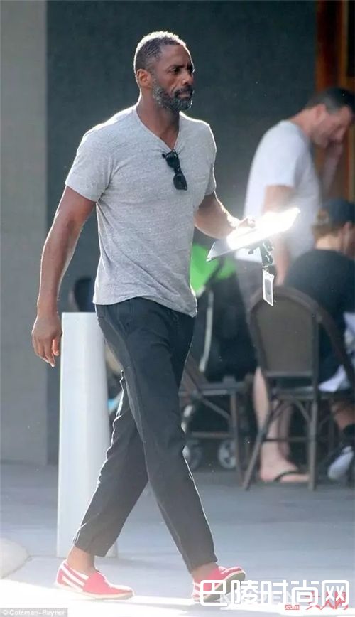 灰色T恤如何搭配？_告别黑白tee 这些有颜色的T恤让你帅出不同！