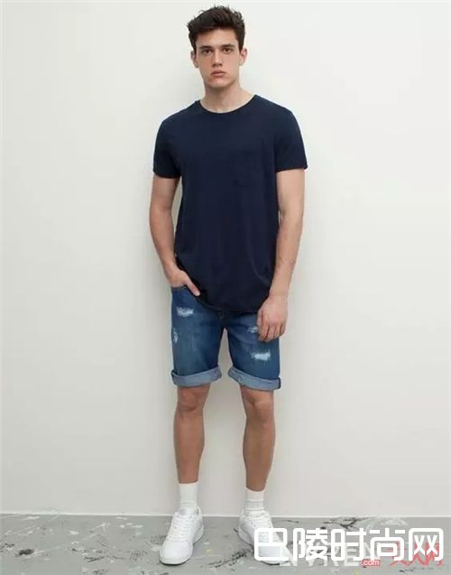 海军蓝T恤如何搭配？_告别黑白tee 这些有颜色的T恤让你帅出不同！