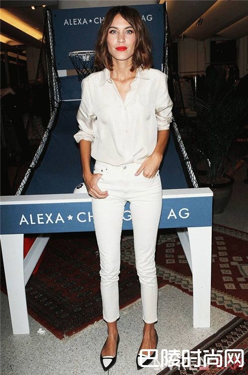 白色牛仔裤_都说白裤子难搭配，我看是你还不懂得这么穿