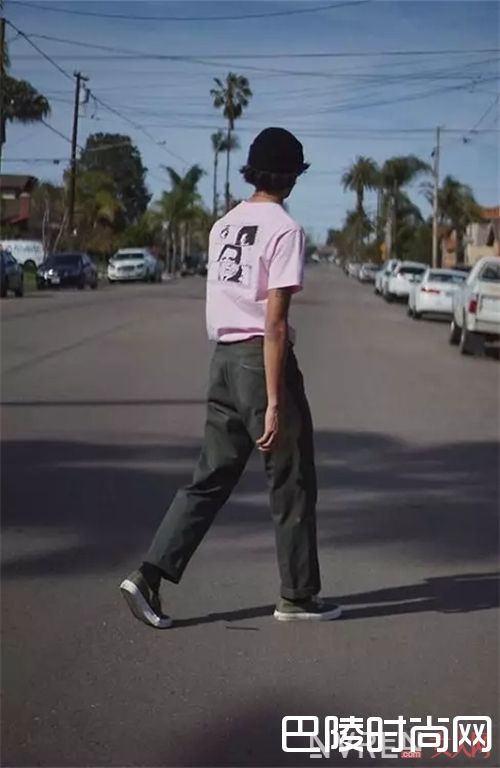 粉色T恤如何搭配?_告别黑白tee 这些有颜色的T恤让你帅出不同!