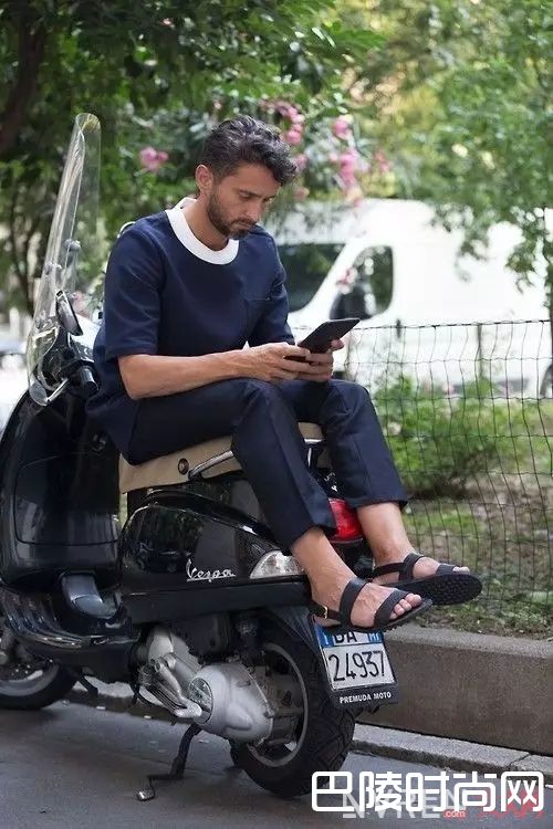 海军蓝T恤如何搭配？_告别黑白tee 这些有颜色的T恤让你帅出不同！