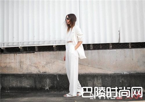 白色长款阔腿裤_都说白裤子难搭配，我看是你还不懂得这么穿