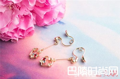 Osewaya小众饰品搭配什么衣服时尚_夏日心机小众饰品搭配：花小钱就能变时尚的小众耳饰分享给你！