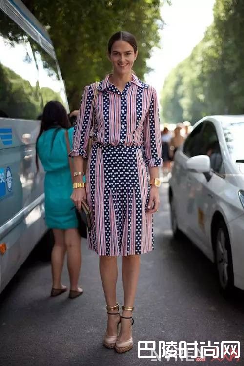 艳丽的印花衬衫裙怎么搭配不老气_夏季最潮搭:街拍达人怎么搭配衬衫裙清凉十足又不失时尚？