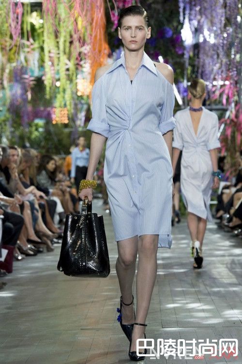 2017年火爆露肩款衬衫裙怎么打造迷人感觉_夏季最潮搭:街拍达人怎么搭配衬衫裙清凉十足又不失时尚？