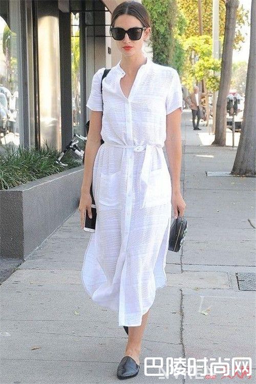 白色衬衫裙怎么搭配彰显高级质感_夏季最潮搭:街拍达人怎么搭配衬衫裙清凉十足又不失时尚？