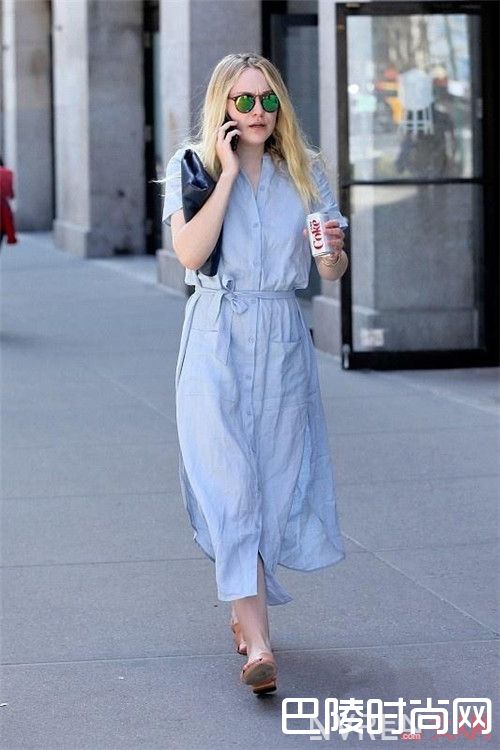 浅蓝色衬衫裙怎么搭配显白又有气质_夏季最潮搭:街拍达人怎么搭配衬衫裙清凉十足又不失时尚？