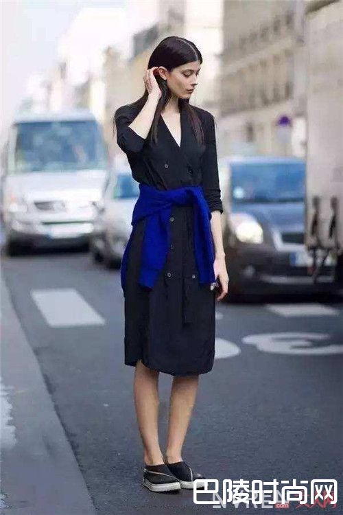 浅蓝色衬衫裙怎么搭配显白又有气质_夏季最潮搭:街拍达人怎么搭配衬衫裙清凉十足又不失时尚？