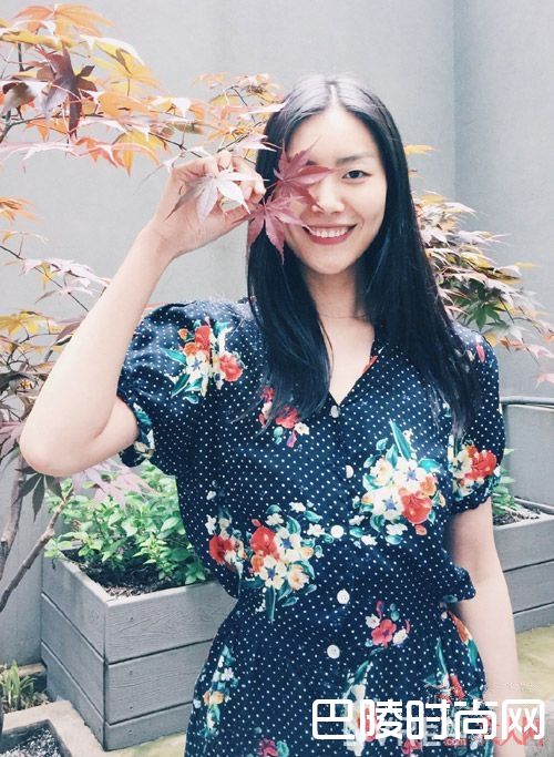 艳丽的印花衬衫裙怎么搭配不老气_夏季最潮搭:街拍达人怎么搭配衬衫裙清凉十足又不失时尚?