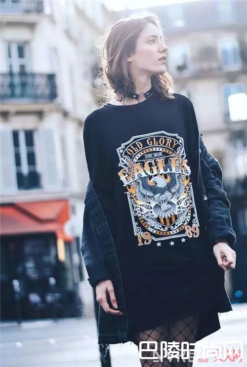 复古印花T恤裙如何穿搭?_如何当个时髦懒人?首先你要有一件T恤裙!