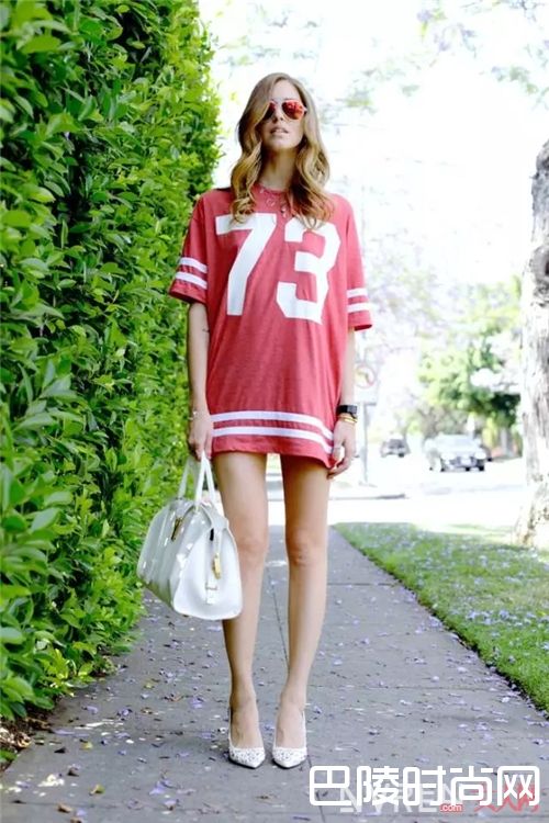 运动款T恤裙如何穿搭?_如何当个时髦懒人?首先你要有一件T恤裙!