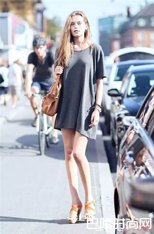 纯色T恤裙如何穿搭？_如何当个时髦懒人？首先你要有一件T恤裙！