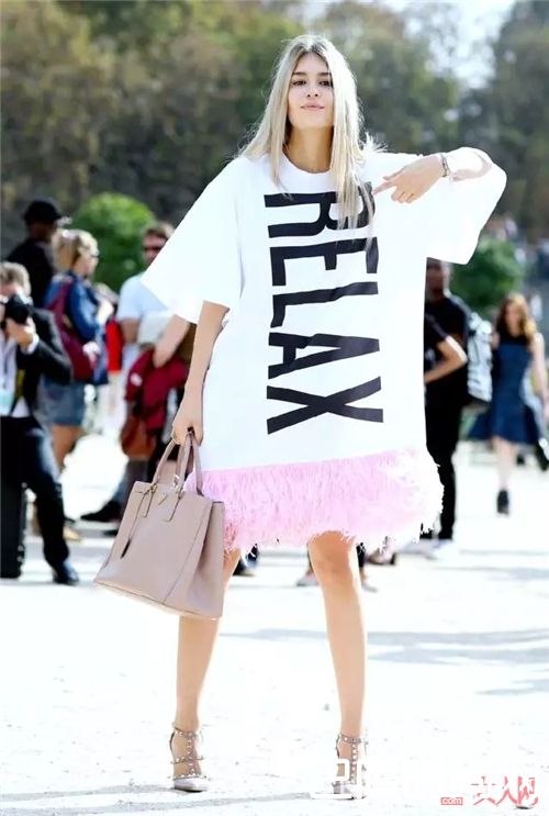 设计感T恤裙如何穿搭？_如何当个时髦懒人？首先你要有一件T恤裙！
