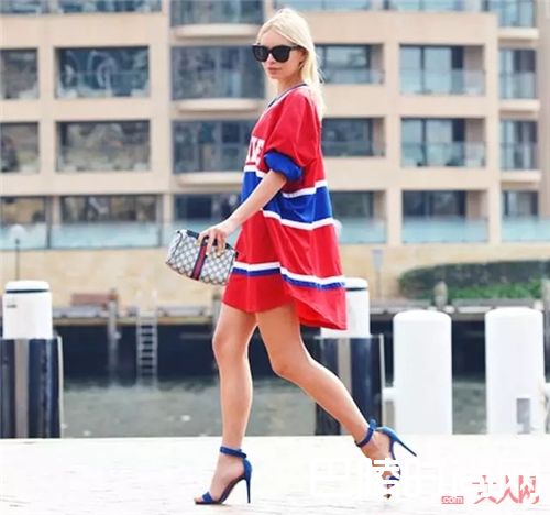 运动款T恤裙如何穿搭?_如何当个时髦懒人?首先你要有一件T恤裙!